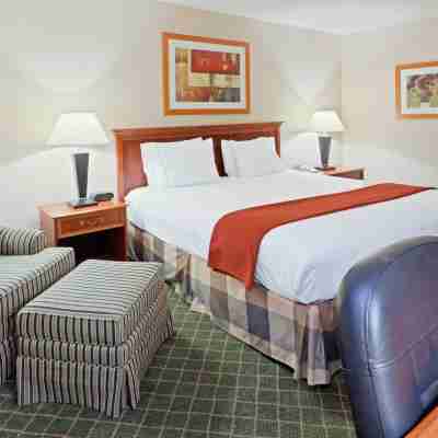 Holiday Inn Express & Suites Kent - University Area Rooms