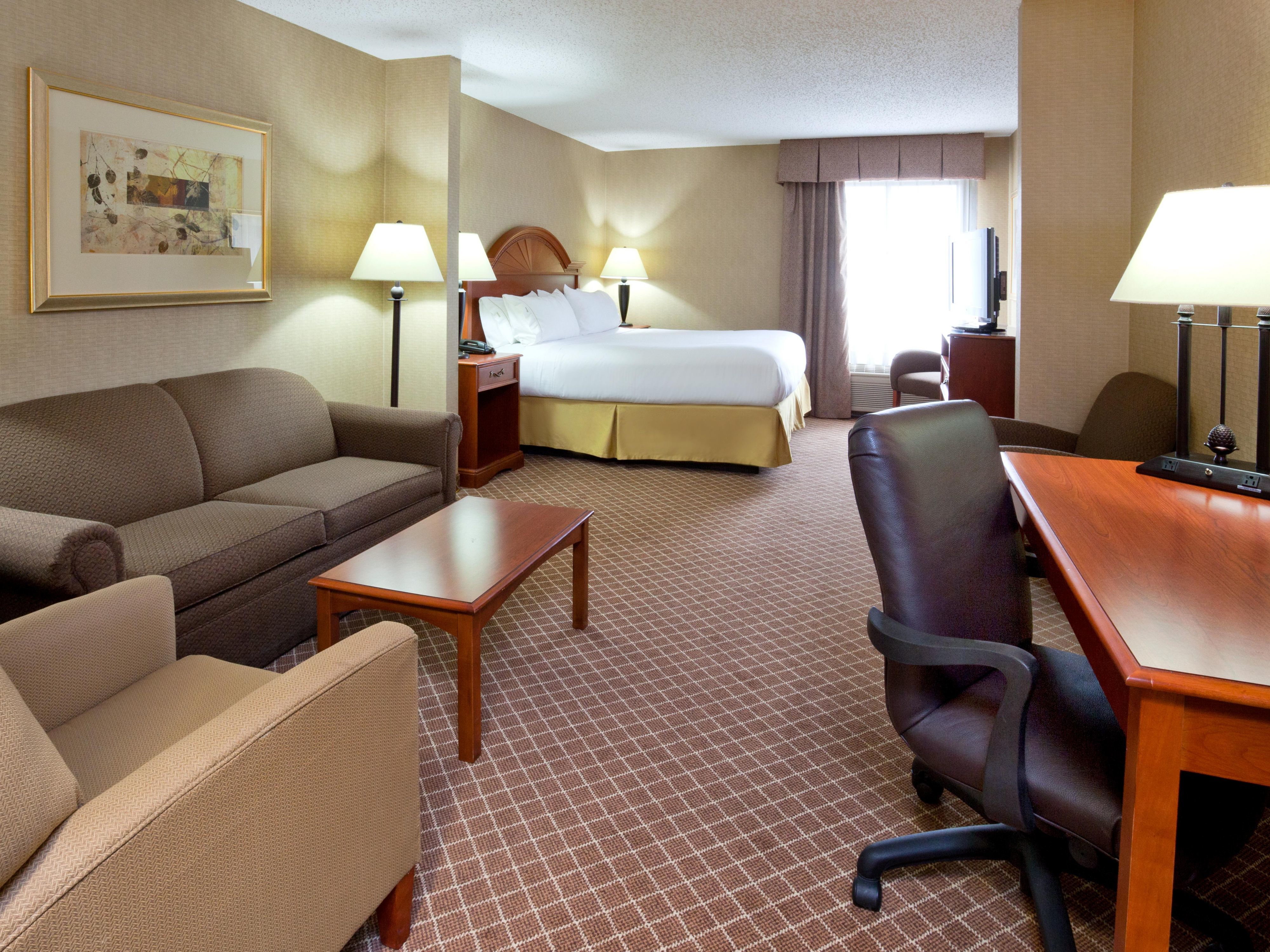 Holiday Inn Express & Suites - Interstate 380 at 33rd Avenue, an Ihg Hotel