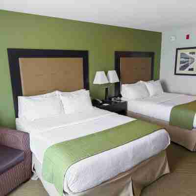 Holiday Inn & Suites Bloomington-Airport Rooms