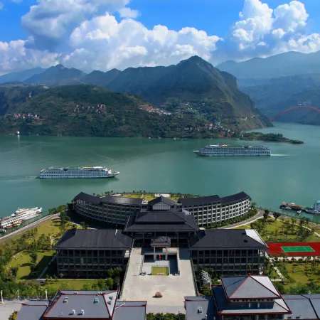River & Holiday Maple Hotel