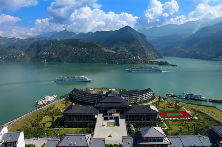 River & Holiday Maple Hotel Отели рядом с достопримечательностью «Daning River Ancient Plank Road Relic Site»