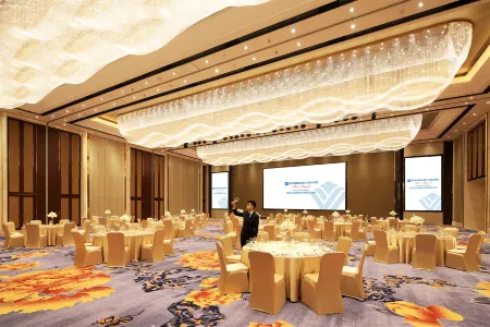 Wyndham Grand Plaza Royale Huayu Chongqing Отели рядом с достопримечательностью «Чунцинская долина радости»