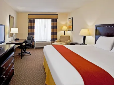 Holiday Inn Express & Suites Bartow Hotels near ALDI