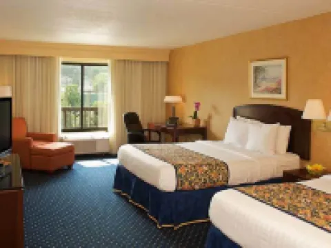 Courtyard Bloomington Hotels in Bloomington