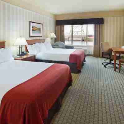 Holiday Inn Express & Suites Astoria Rooms