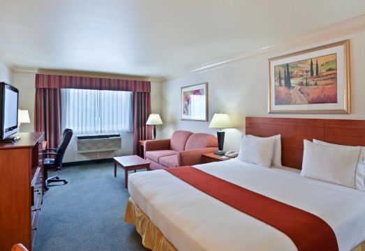 5. 홀리데이 인 익..