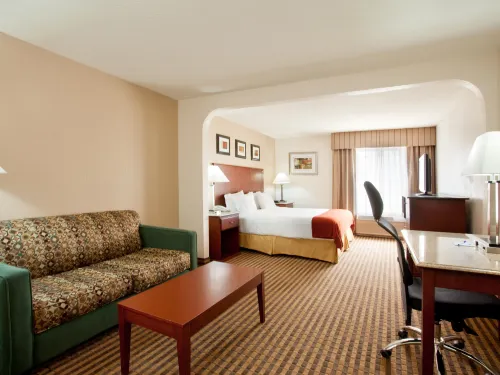 Holiday Inn Express & Suites Three Rivers Hotels in Newberg Township