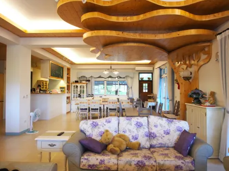 Bear Meets Moose Bed and Breakfast Отели в г. Наньтоу