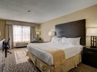 Holiday Inn & Suites Milwaukee Airport