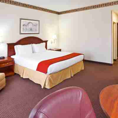 Holiday Inn Express Toledo-Oregon Rooms