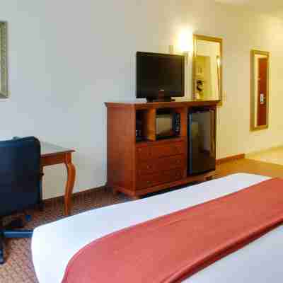 Holiday Inn Express & Suites Center by IHG Rooms