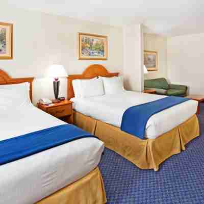 Holiday Inn Express & Suites CHEROKEE/CASINO by IHG Rooms