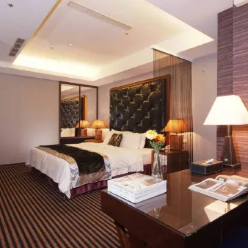 Golden Hot Spring Hotel Отели рядом с достопримечательностью «Бэйтоу»
