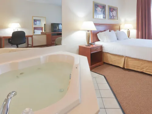 Holiday Inn Express Marshall فنادق في Albion