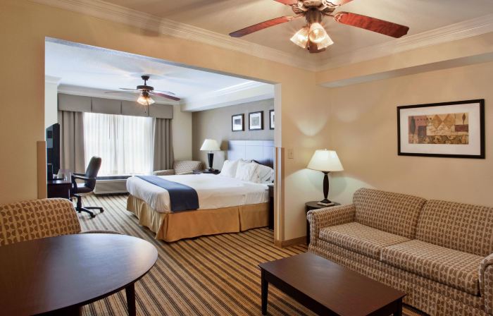 Holiday Inn Express & Suites Byron by IHG