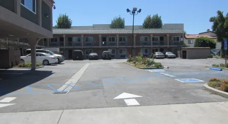 El Rancho Inn Hawthorne Отели рядом с достопримечательностью «Oviatt Building»