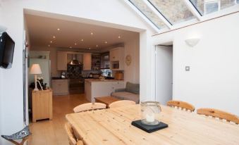 Veeve  4 Bedroom House with Garden Pensford Avenue Richmond