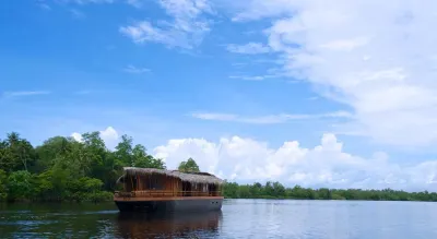 Yathra Houseboat Hotels in der Nähe von Induruwa Railway Station
