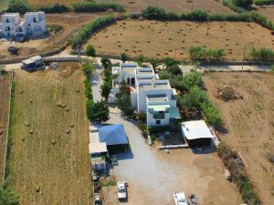 Studios Vrettos Beachfront Hotel