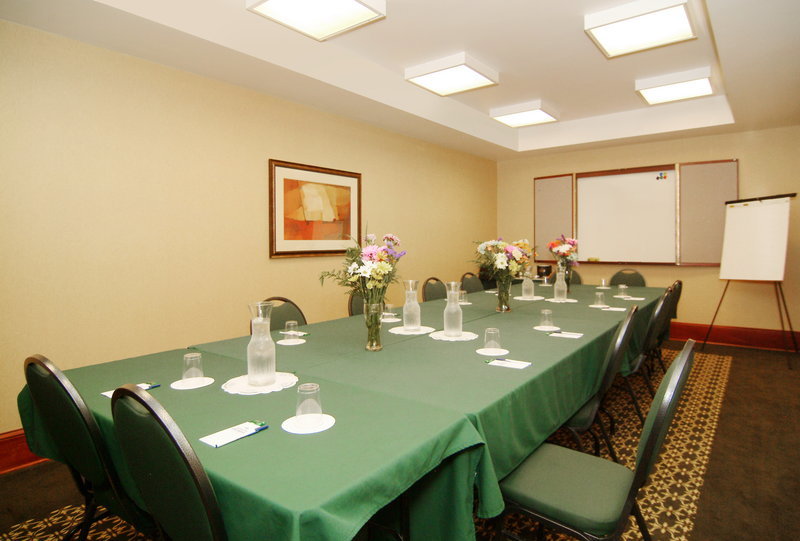 Holiday Inn Express & Suites - Interstate 380 at 33rd Avenue, an Ihg Hotel