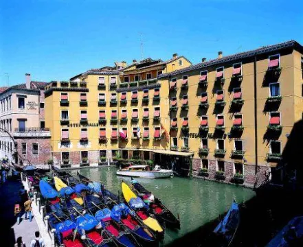 Albergo Cavalletto & Doge Orseolo Отели рядом с достопримечательностью «Церковь Святых Апостолов»