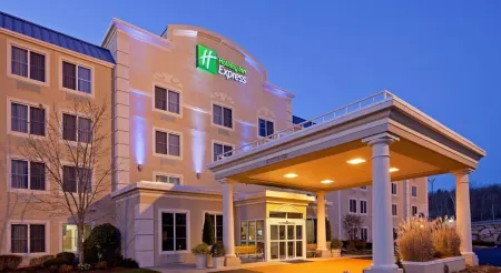 Holiday Inn Express & Suites Milford Отели рядом с достопримечательностью «Ocean State Job Lot»