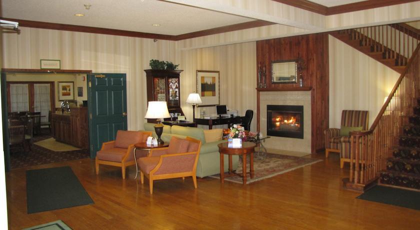 Country Inn & Suites by Radisson, West Bend, WI