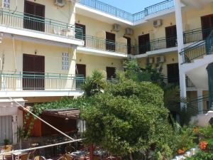 Hotel Karyatides