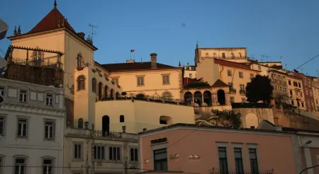 Coimbra Portagem Hostel Отели рядом с достопримечательностью «Old Cathedral of Coimbra»