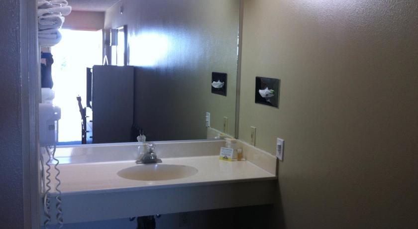 California Inn & Suites Adelanto US 395