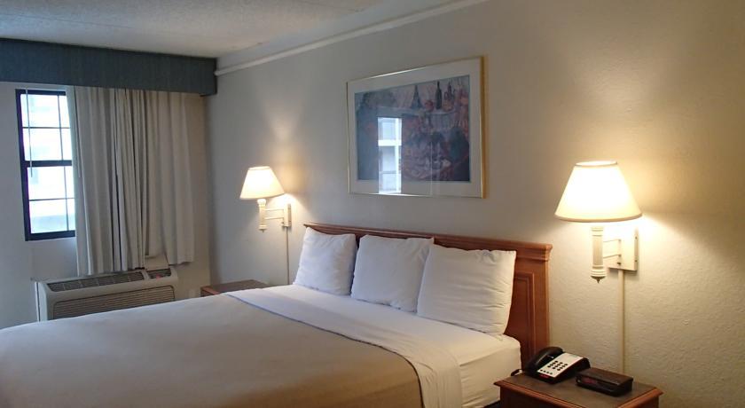 Red Roof Inn & Suites Houston - Hobby Airport