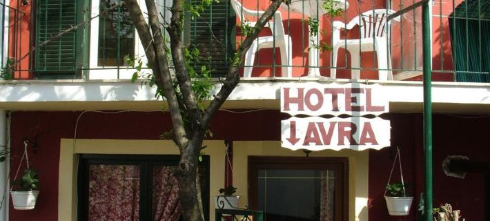 Avra Budget Beach Rooms Hotels in Achillii