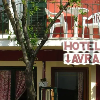 Avra Budget Beach Rooms โรงแรมใกล้หาด Messonghi Beach
