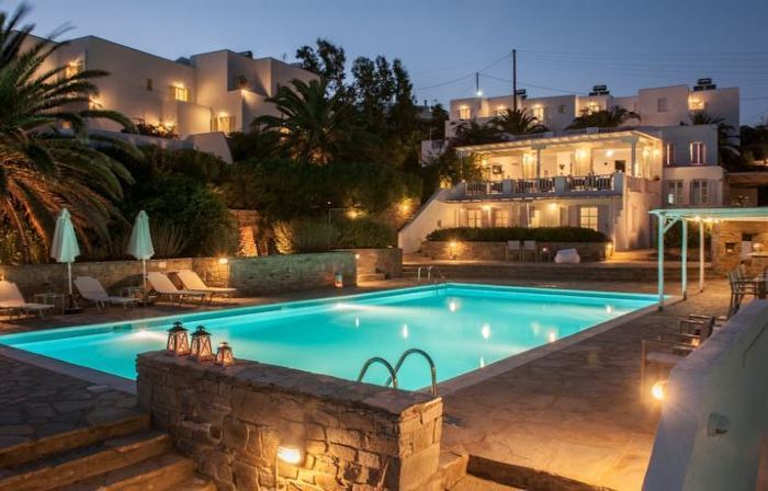 Akrotiri Hotel