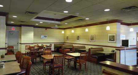 Best Western Plus Toronto North York Hotel & Suites Отели рядом с достопримечательностью «Блэк Крик Пайонир Виллидж»