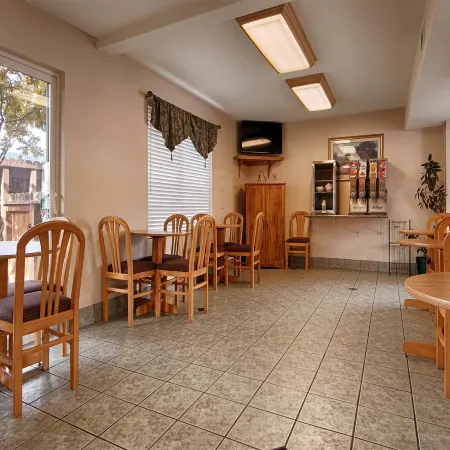 Cloverdale Wine Country Inn & Suites