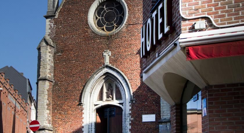 "a brick building with a sign above the entrance that reads "" hotel "" in front of it" at Hotel the Shepherd