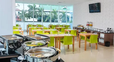 Whiz Prime Hotel Pajajaran Bogor Отели рядом с достопримечательностью «Ecodome Bogor Botanical Gardens»