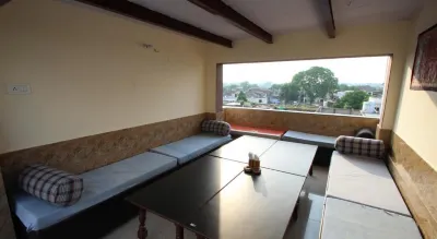 Friends Guest House and Hostel Hotel a 