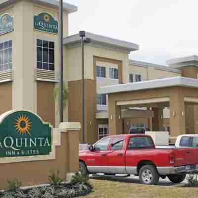 La Quinta Inn & Suites by Wyndham Gonzales La Hotel Exterior