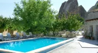 Seven Rock Cave Hotel - Hostels