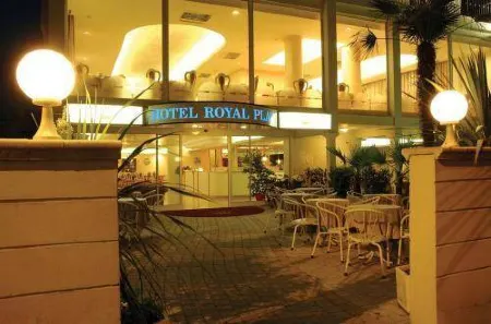 Hotel Royal Plaza Отели в г. Римини