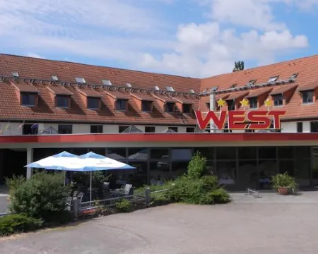 West Hotel an der Sächsischen Weinstrasse ラーデボイルのホテル