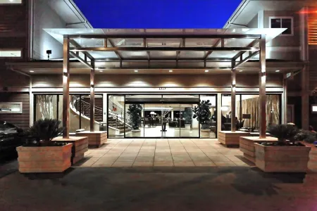 Best Western Plus Bayside Hotel Отели рядом с достопримечательностью «Crescent Lawn | UC Berkeley»