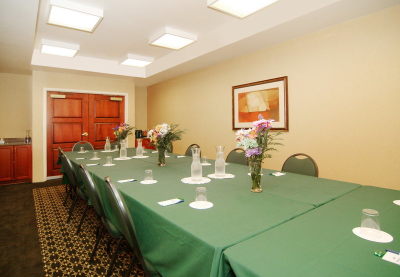 Holiday Inn Express & Suites - Interstate 380 at 33rd Avenue, an Ihg Hotel