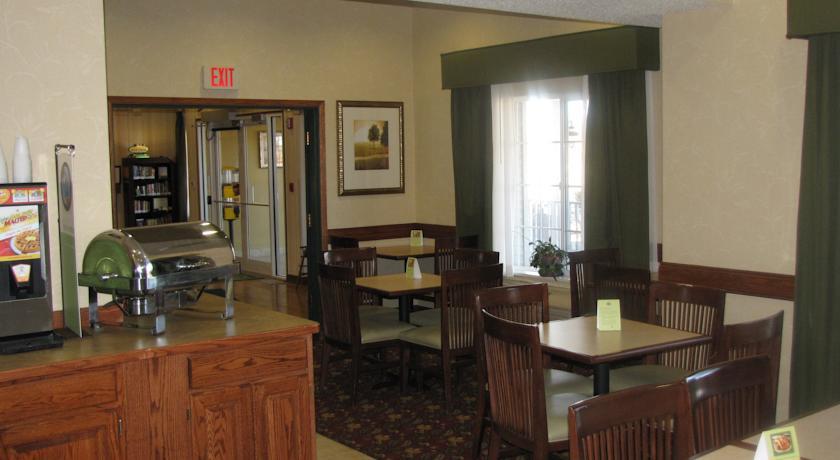 Country Inn & Suites by Radisson, West Bend, WI