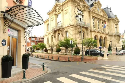 Hôtel Mercure Paris Suresnes Longchamp Hotels near Promenade Jacques Baumel