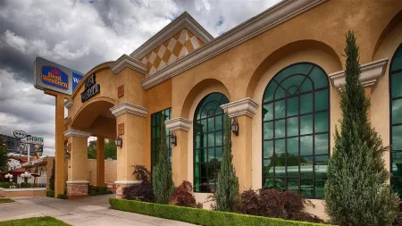 Best Western Woodland Hills Inn Отели рядом с достопримечательностью «Valley Presbyterian Church»