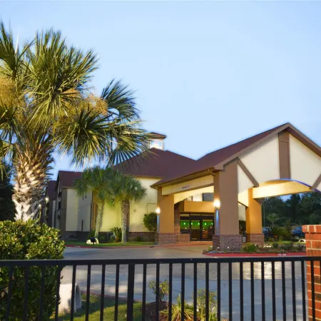 Best Western Bayou Inn  Suites Отели рядом с достопримечательностью «Север Бич»