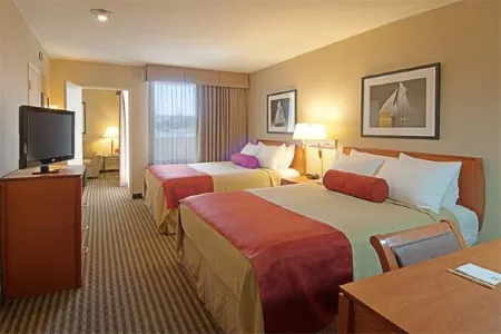 Best Western Royal Palace Inn & Suites Отели рядом с достопримечательностью «Парк Холмби»